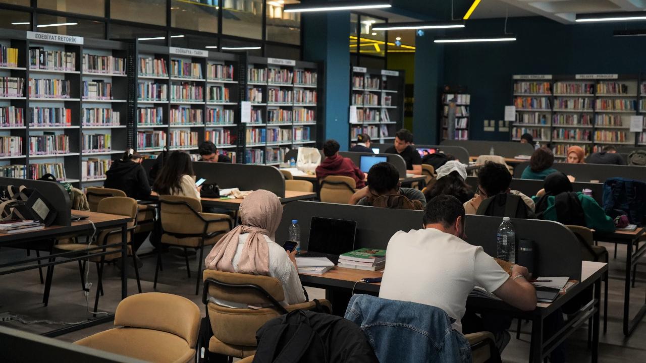 ayırova’da kitap kahveler sınava kadar 7/24 açık
