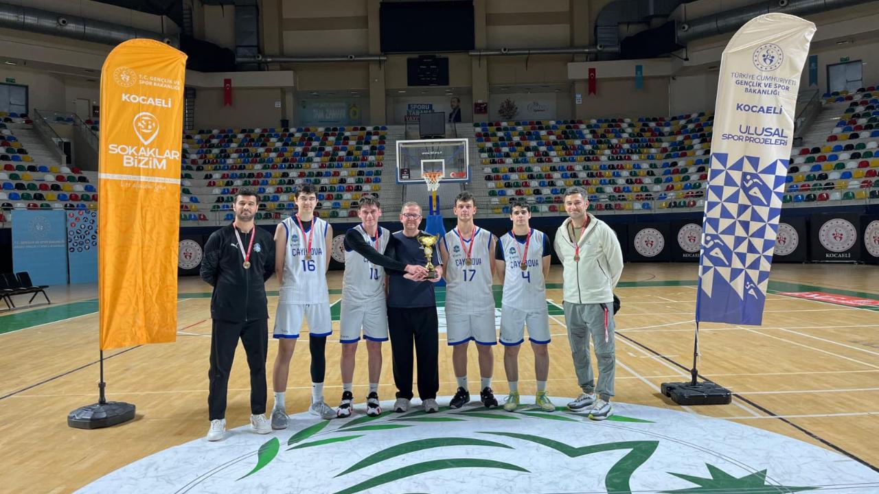 Çayırova Belediyesi’nin genç basketbolcuları il şampiyonu oldu