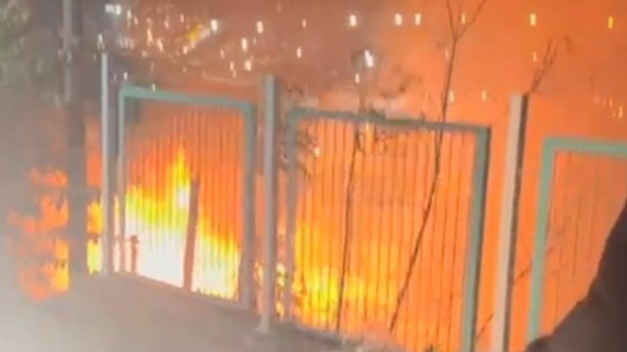 Gecekonduda çıkan yangında mutfak tüpü patladı