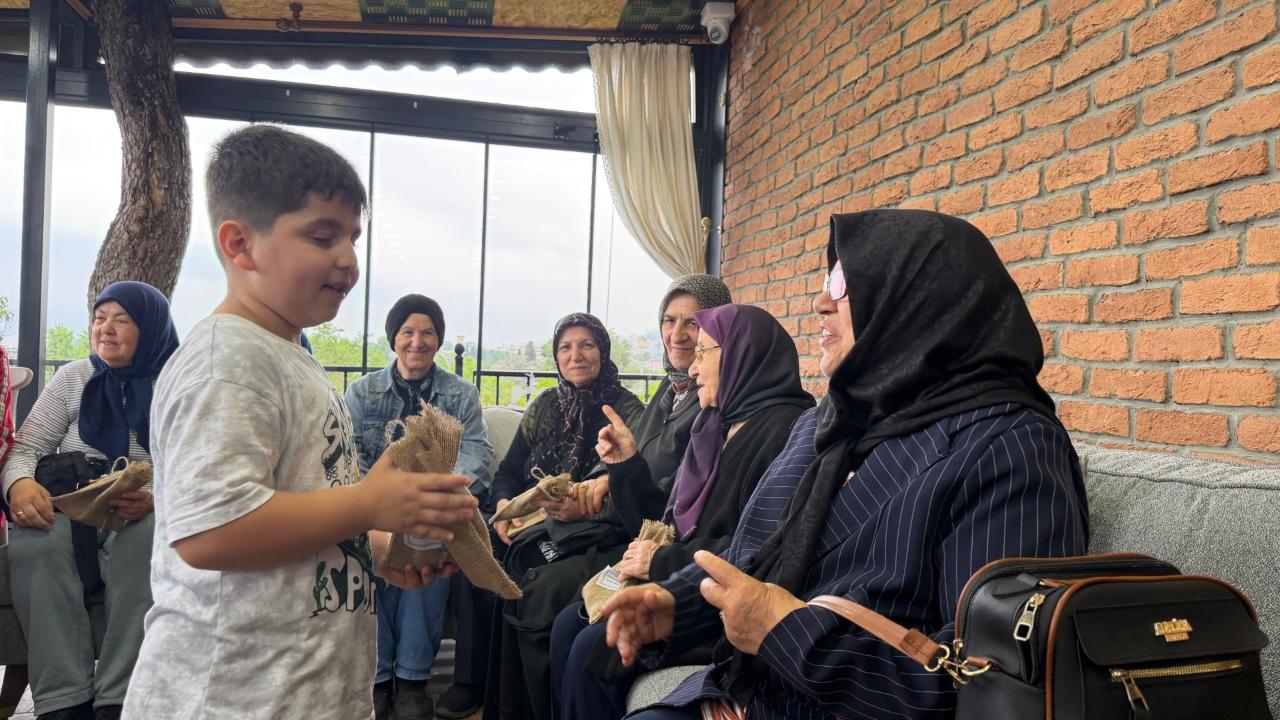 Minikler el öptü, büyükler hatırlandı