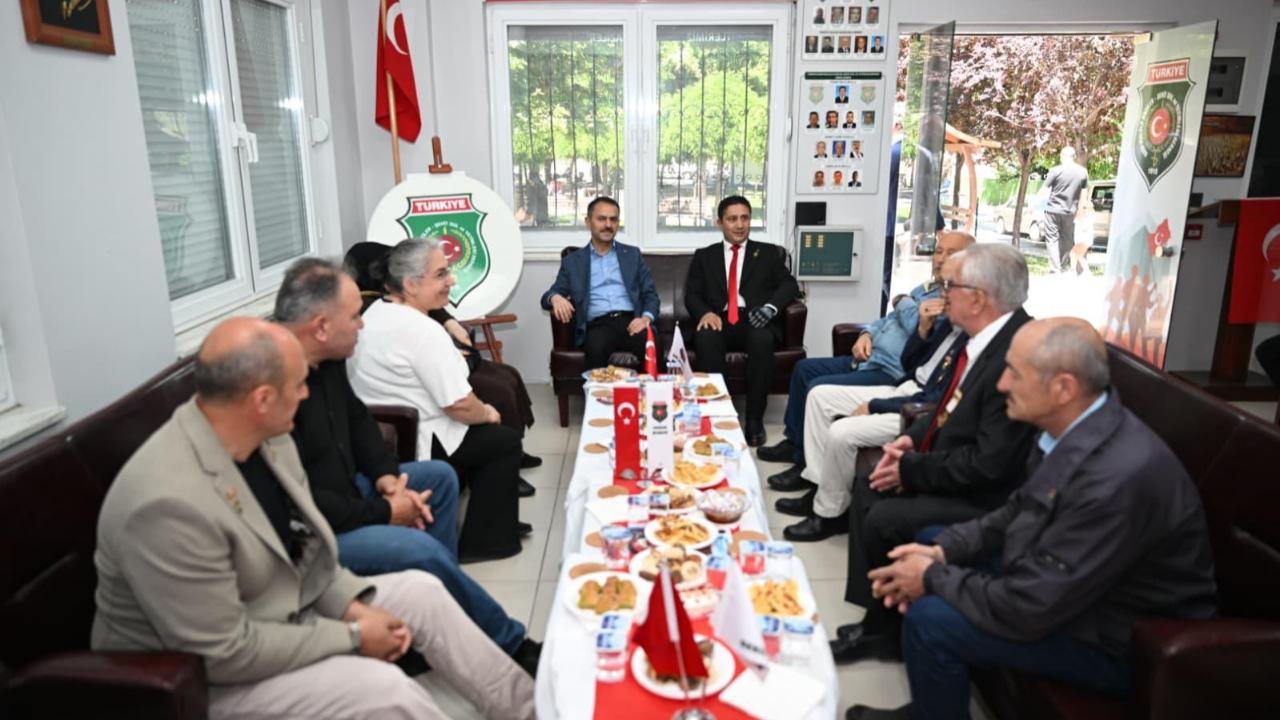 Vali Aktaş'tan Harp Malülü Gaziler ve Şehitler Derneği'ne bayram ziyareti