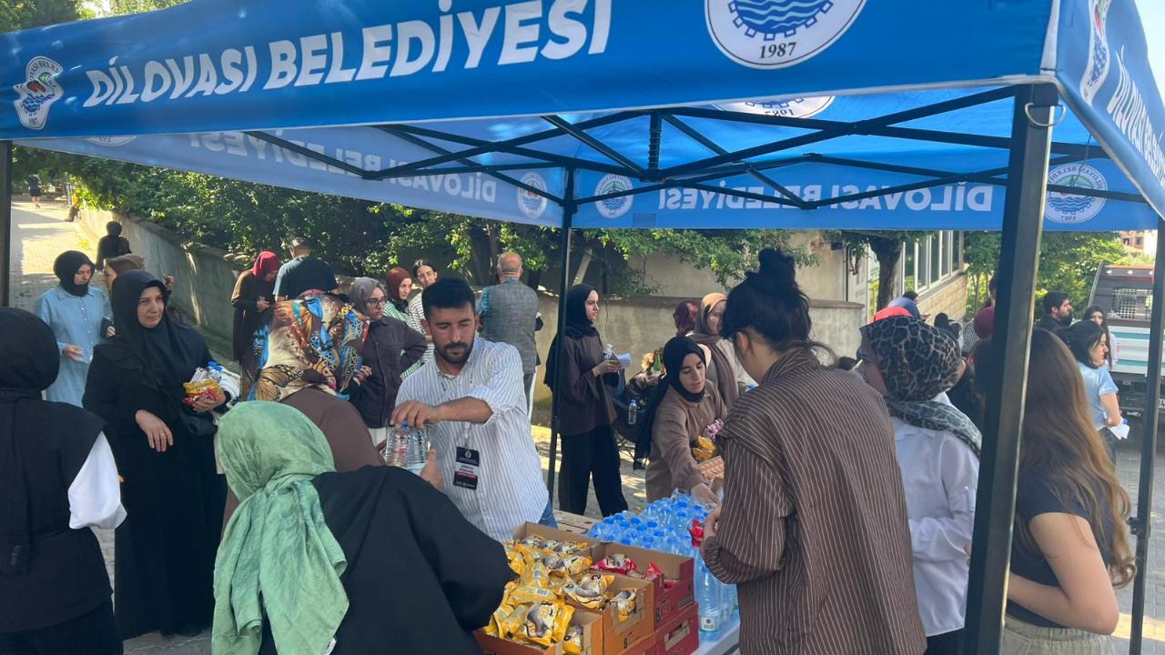 Başkan Ömeroğlu, YKS Sınavı'na geç kalan öğrencileri makam aracıyla yetiştirdi