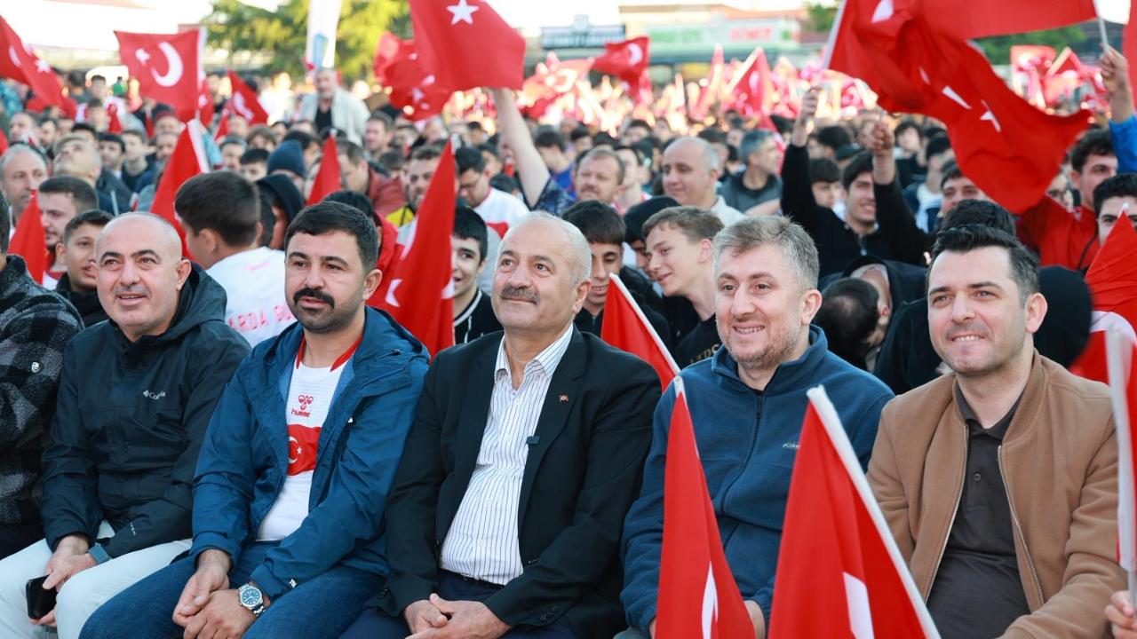 Bizim Çocuklar’ın maçı Gebze Kent Meydanı’nda izlendi