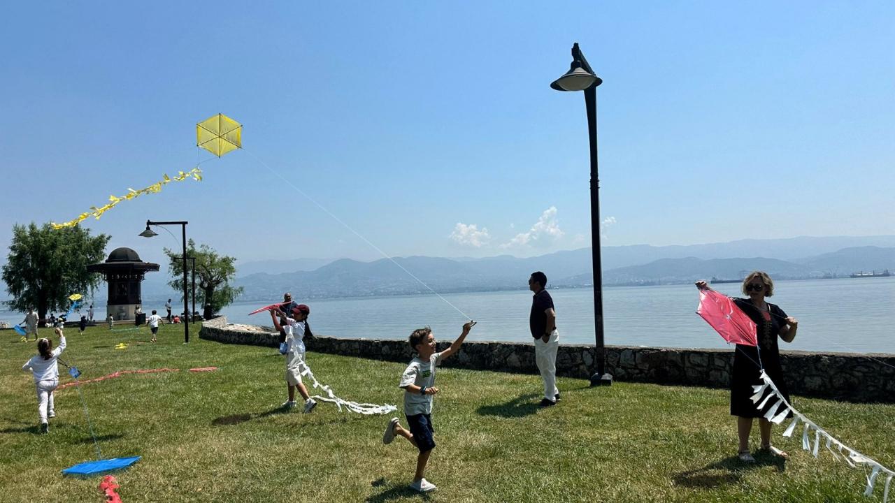 Diplomat çocukları "Barış" için uçurtma uçurdu