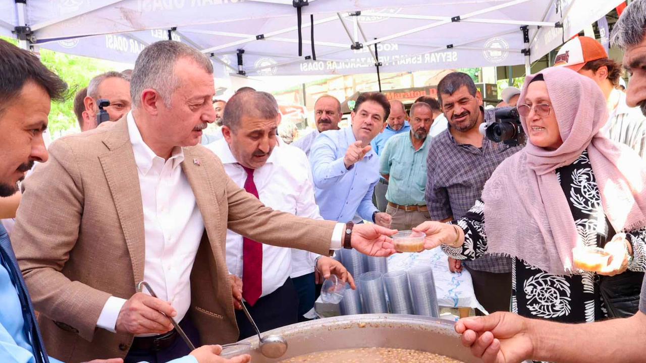 Aşure kazanı kardeşlik için kaynadı
