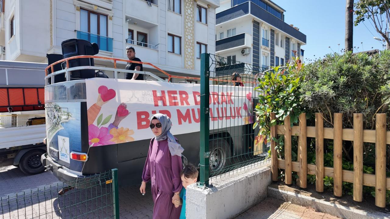 ‘Bir Durak Bir Mutluluk’ otobüsü Darıcalı çocukların yüzünü güldürdü