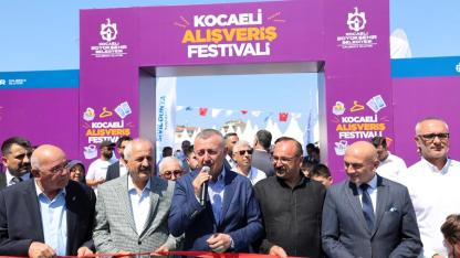 Büyükakın kurdeleyi kesti, hayırlı işler diledi