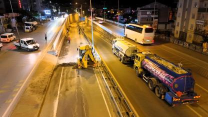 Eskihisar Feribot Yolu Alt Geçidi’nde gece mesaisi