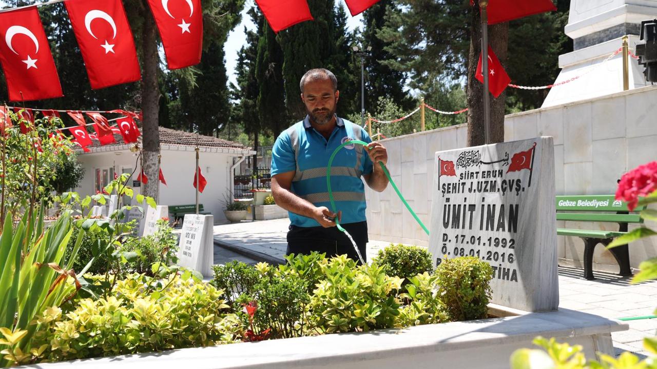 Gebze'de Mezarlık ve Şehitliklerde Kapsamlı Bakım Çalışması