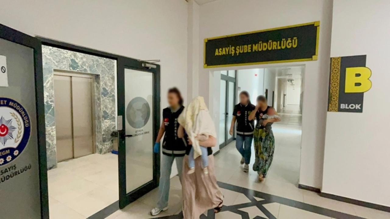 Hırsızlık şüphelileri, kucaklarında bebeklerle adliyeye sevk edildi