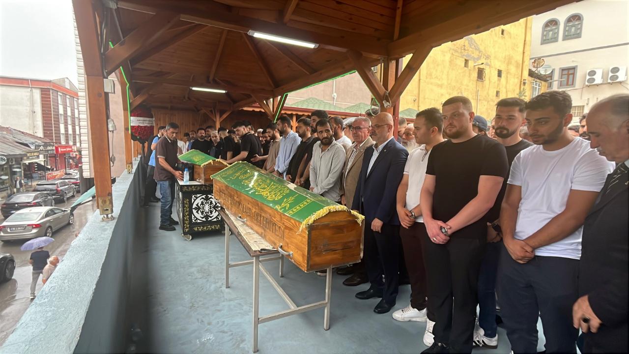 Kazada hayatını kaybeden baba ve oğul son yolculuklarına uğurlandı