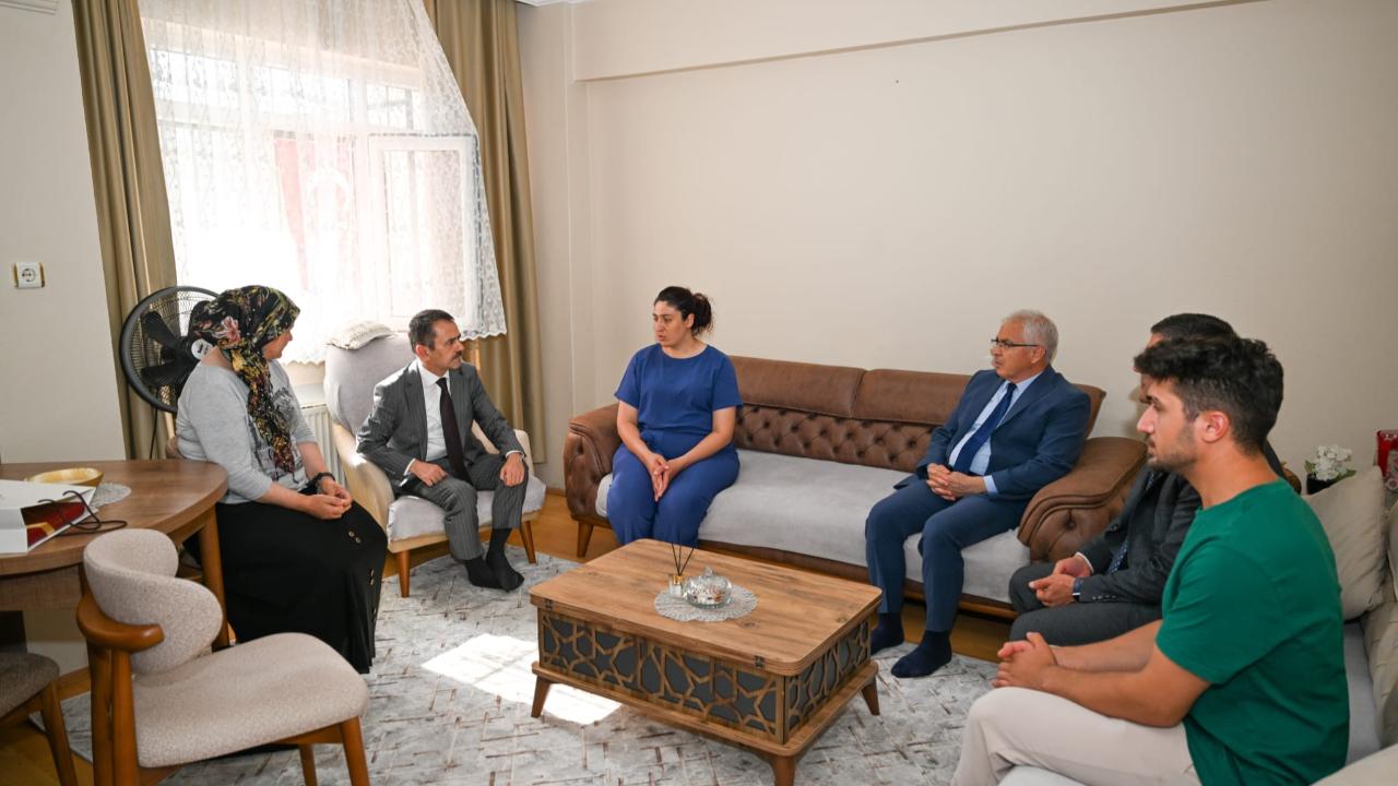 Vali Aktaş Darıca’da şehit ailesini ziyaret etti